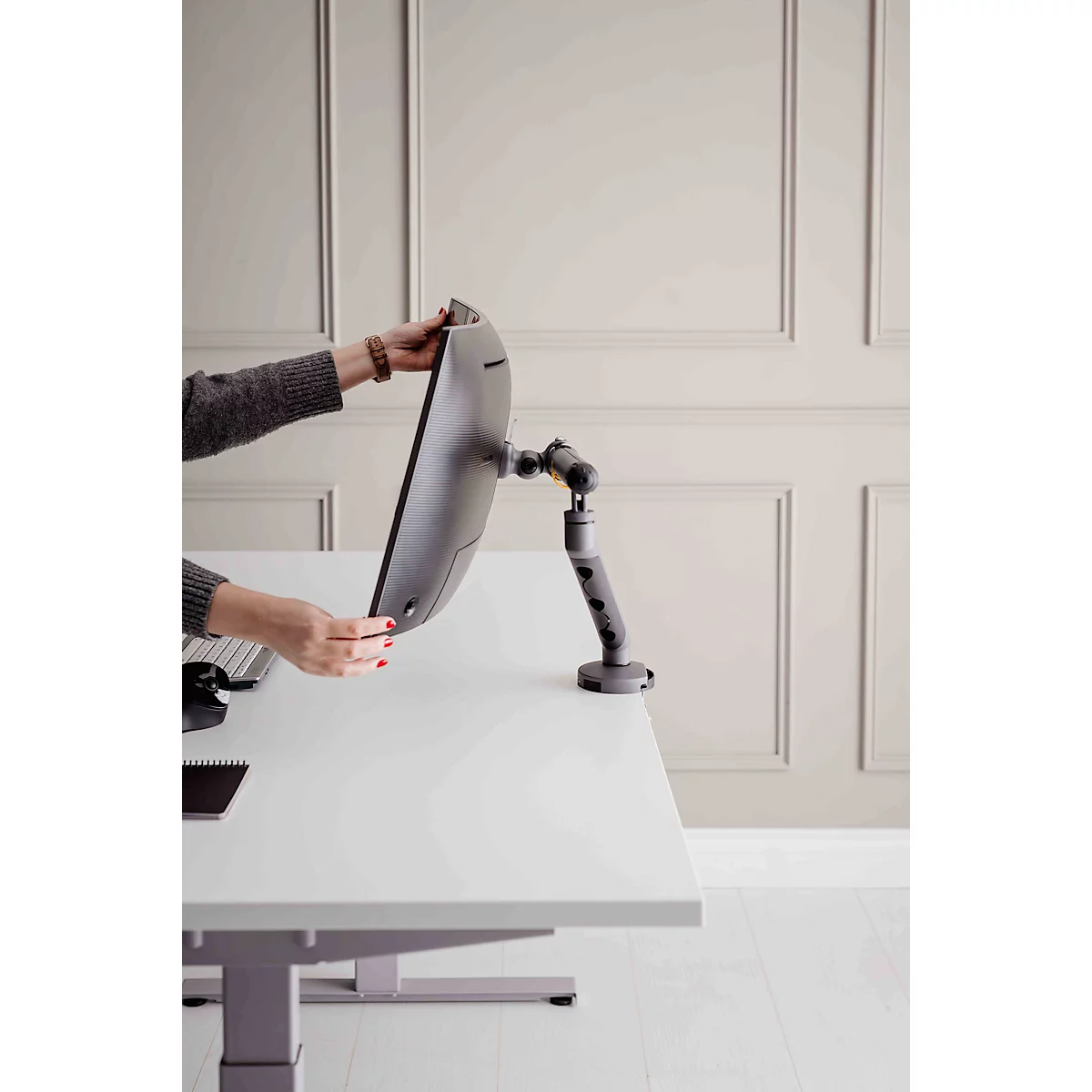 Monitorarm BakkerElkhuizen BE Flexibel, voor 1 monitor, tot 10 kg, draaibaar, kantelbaar en zwenkbaar, klembreedte 80 mm, VESA-compatibel, ergonomisch, in hoogte verstelbaar van 170 tot 582 mm, donkergrijs/zwart
