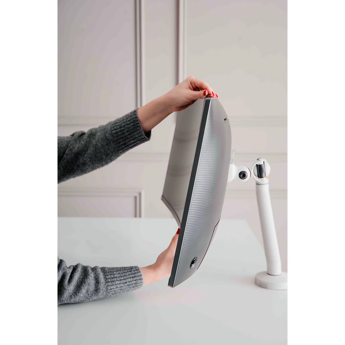 Monitorarm BakkerElkhuizen BE Flexibel, voor 1 monitor, tot 10 kg, draaibaar, kantelbaar en zwenkbaar, klembreedte 80 mm, VESA-compatibel, ergonomisch, in hoogte verstelbaar van 170 tot 582 mm, lichtgrijs/wit