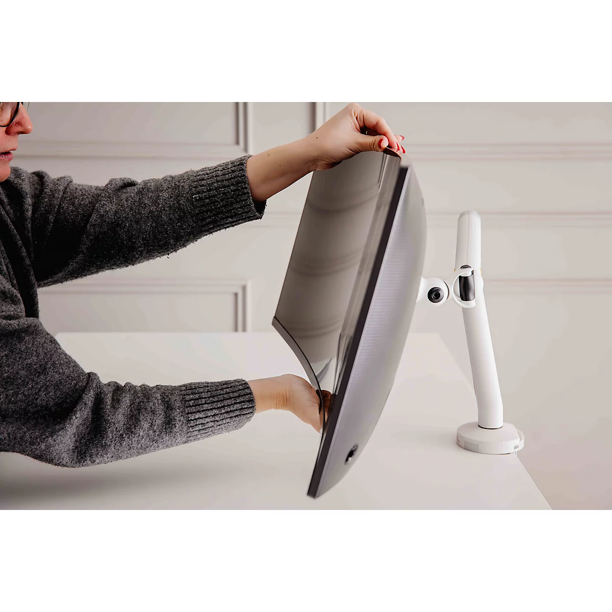 Monitorarm BakkerElkhuizen BE Flexibel, voor 1 monitor, tot 10 kg, draaibaar, kantelbaar en zwenkbaar, klembreedte 80 mm, VESA-compatibel, ergonomisch, in hoogte verstelbaar van 170 tot 582 mm, lichtgrijs/wit