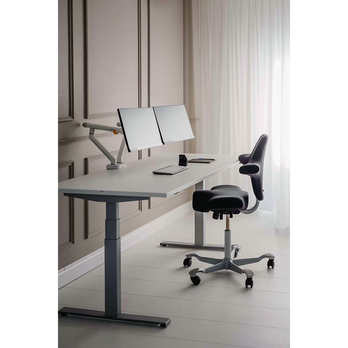 Monitorarm BakkerElkhuizen BE Flexible Dual, voor 2 monitoren, tot 10 kg, draaibaar, kantelbaar en zwenkbaar, klembreedte 80 mm, VESA-compatibel, ergonomisch, in hoogte verstelbaar van 170 tot 582 mm, lichtgrijs/wit