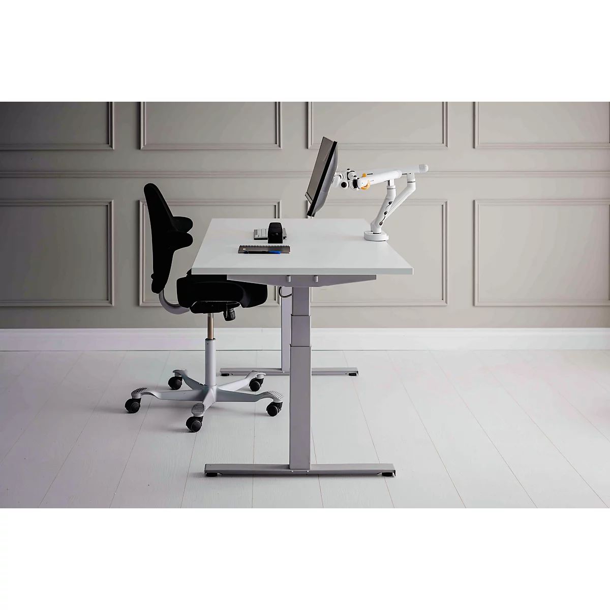 Monitorarm BakkerElkhuizen BE Flexible Dual, voor 2 monitoren, tot 10 kg, draaibaar, kantelbaar en zwenkbaar, klembreedte 80 mm, VESA-compatibel, ergonomisch, in hoogte verstelbaar van 170 tot 582 mm, lichtgrijs/wit