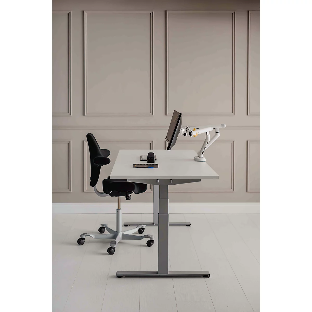 Monitorarm BakkerElkhuizen BE Flexible Dual, voor 2 monitoren, tot 10 kg, draaibaar, kantelbaar en zwenkbaar, klembreedte 80 mm, VESA-compatibel, ergonomisch, in hoogte verstelbaar van 170 tot 582 mm, lichtgrijs/wit