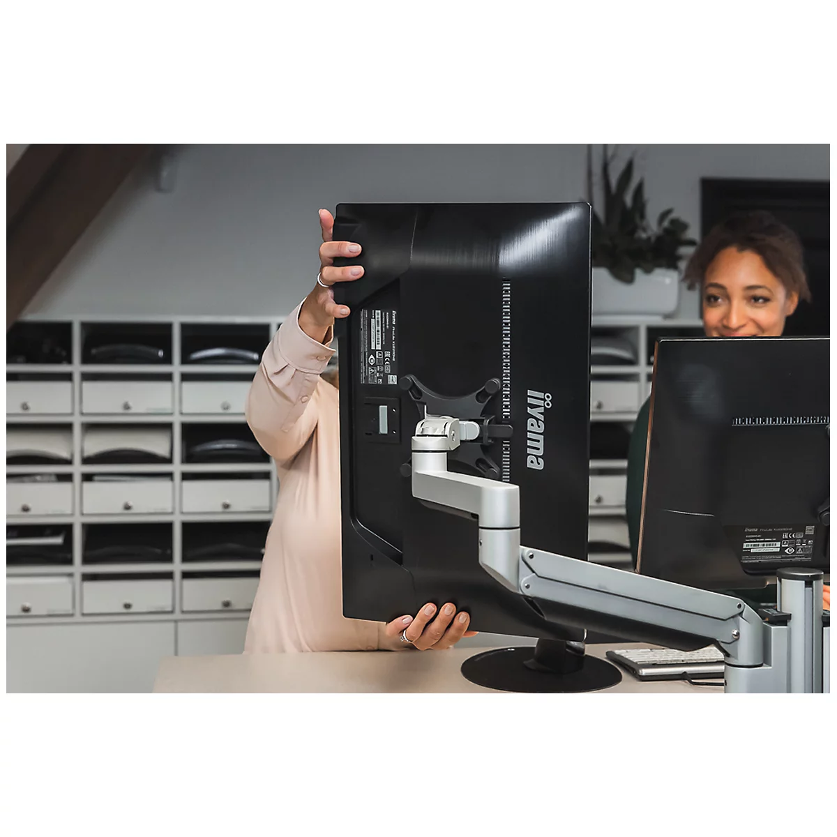 Monitorarm BakkerElkhuizen Filex Galaxy Modular Dual, voor 2 beeldschermen tot 12 kg, in hoogte &amp; diepte verstelbaar, draaibaar &amp; kantelbaar, met tafelklem, zilver