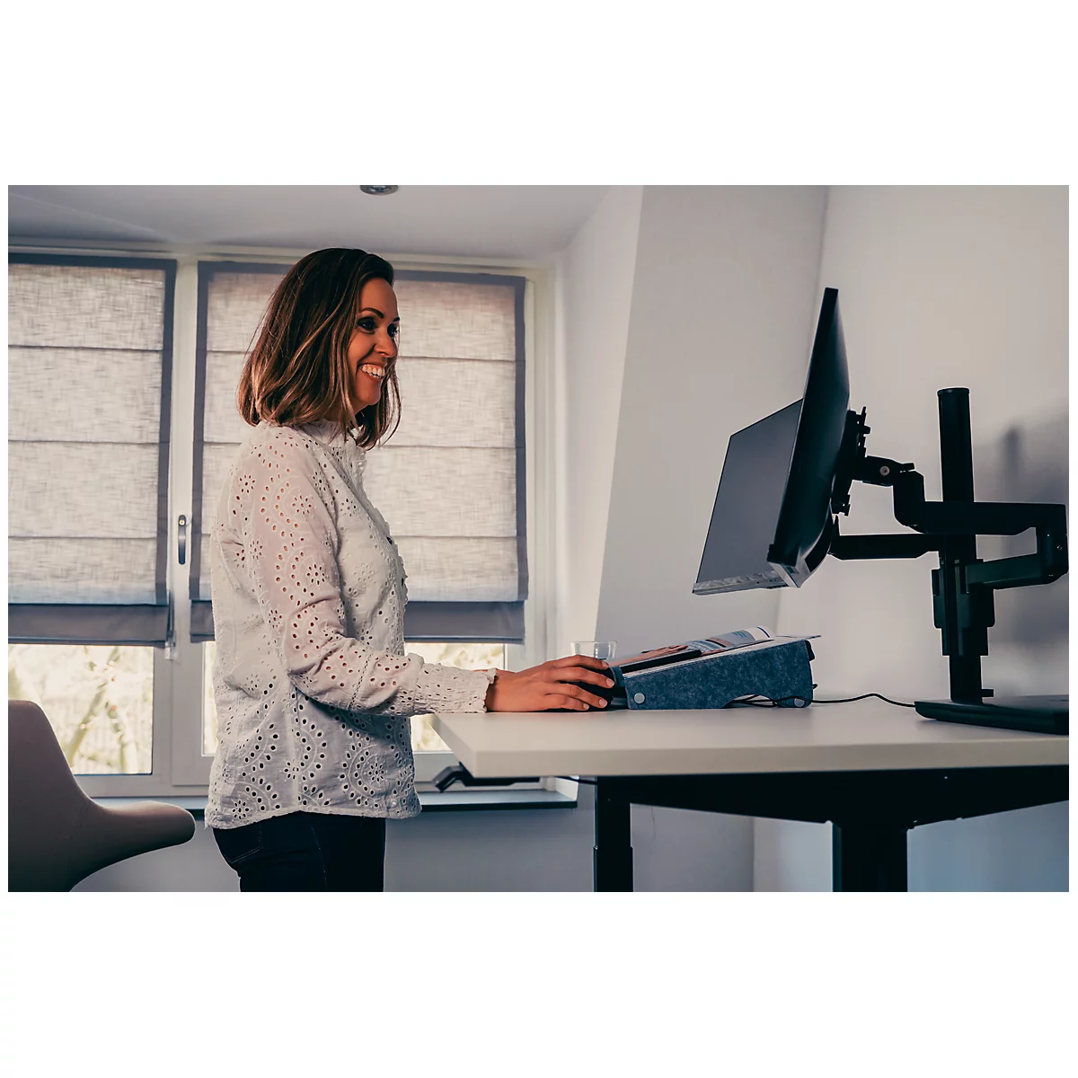 Monitorarm BakkerElkhuizen Filex Galaxy Modular Dual, voor 2 beeldschermen tot 12 kg, in hoogte &amp; diepte verstelbaar, draaibaar &amp; kantelbaar, met tafelklem, zwart