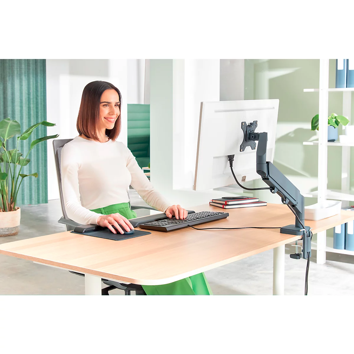 Monitorarm Leitz Ergo Single, für Displays bis 32' & bis 9 kg, dreh- und neigbar, höhenverstellbar, Kabelführung, VESA, dunkelgrau