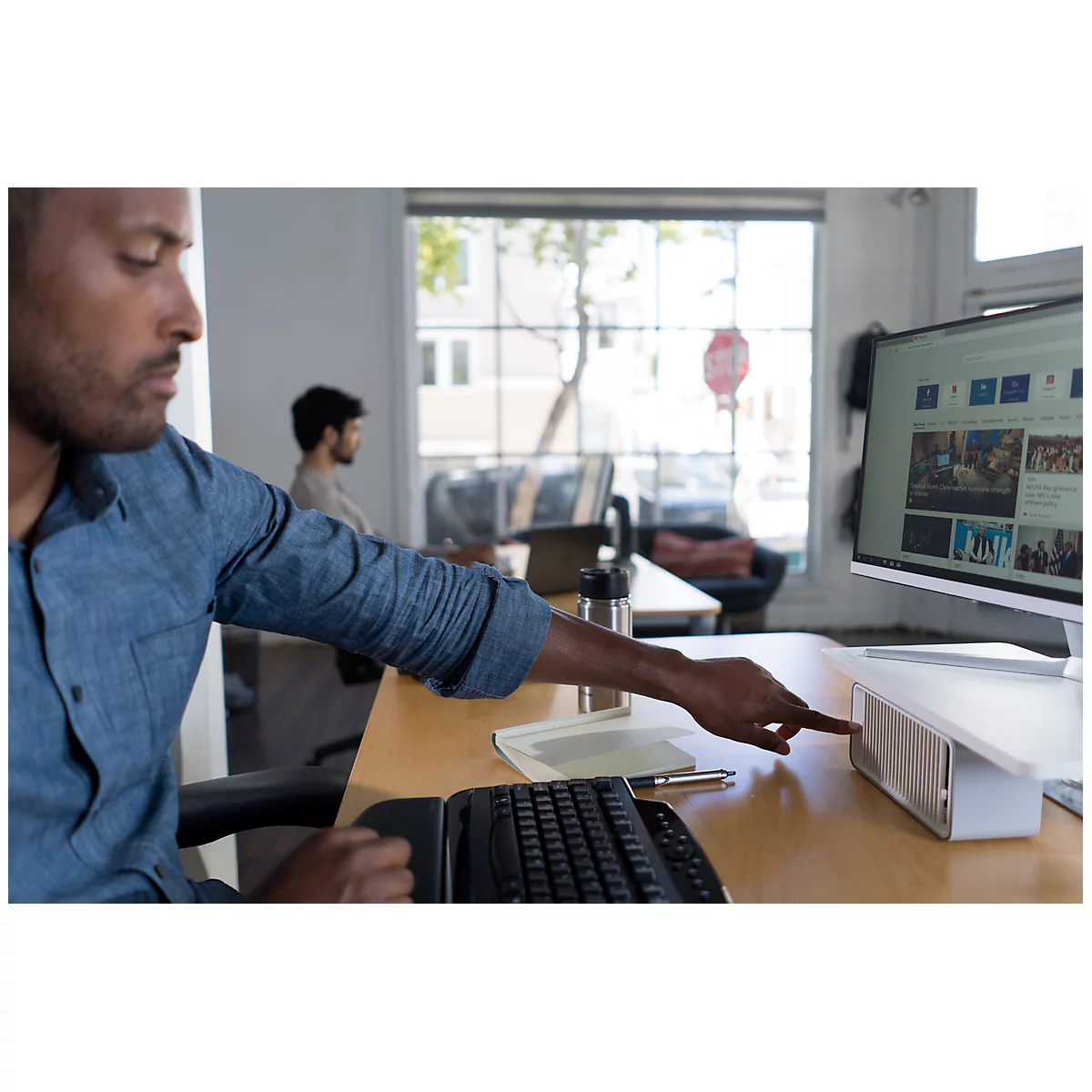 Monitorstandaard Kensington CoolView, met afneembare ventilator, voor monitoren tot 27 inch.