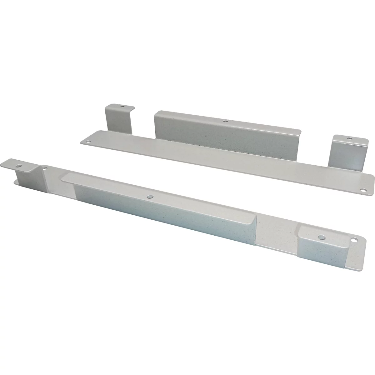 Mehrere metallische Halterungen in Hellgrau; schräg von oben fotografiert.