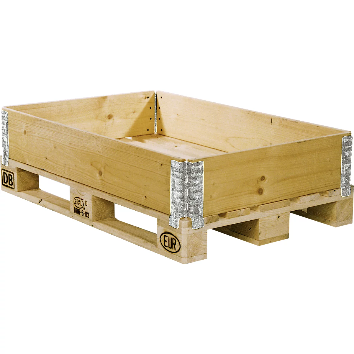 Palette en bois avec une caisse en bois fixée dessus, fixée avec des équerres métalliques, sur fond blanc.