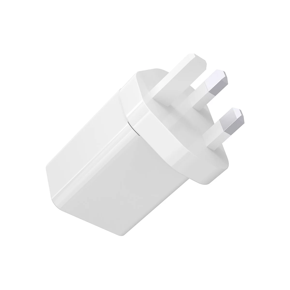 Weißer Steckeradapter für Steckdose, mit drei Stiften. Vor weißem Hintergrund.