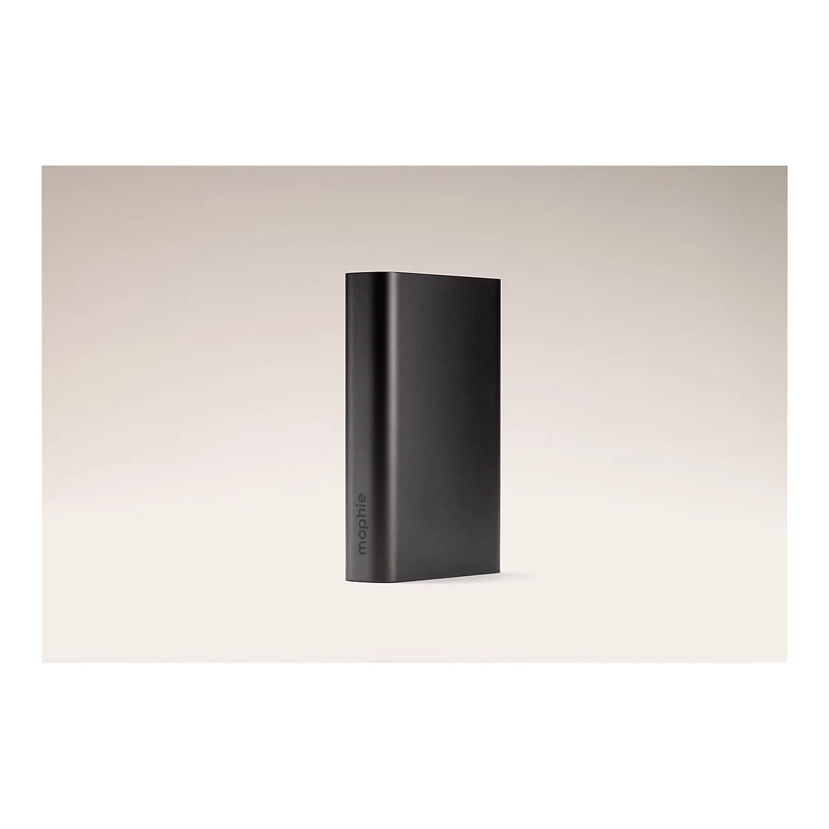 Ein schwarzes, rechteckiges Ladegerät mit dem Schriftzug "mophie" steht aufrecht. Es hat einen hellbraunen Hintergrund.