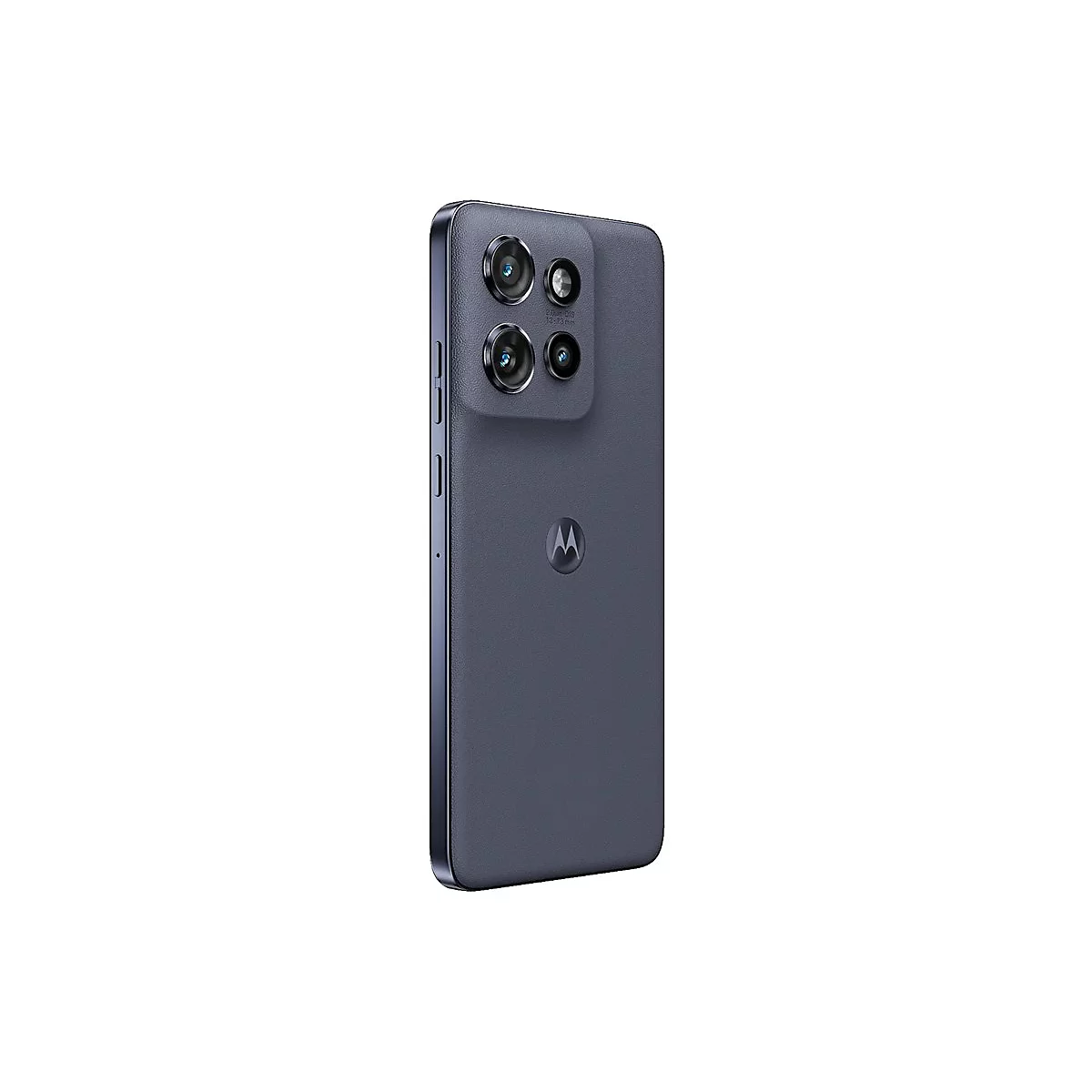 Dunkelgraues Smartphone mit drei Kameralinsen. Rückseite mit Motorola-Logo.