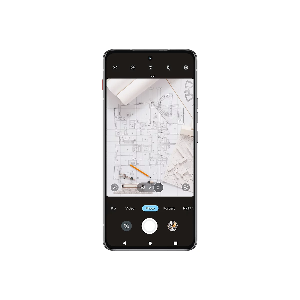 Smartphone zeigt Kamera-App mit Bauplan-Ansicht. Auf dem Plan liegen ein Bleistift und ein Zirkel.