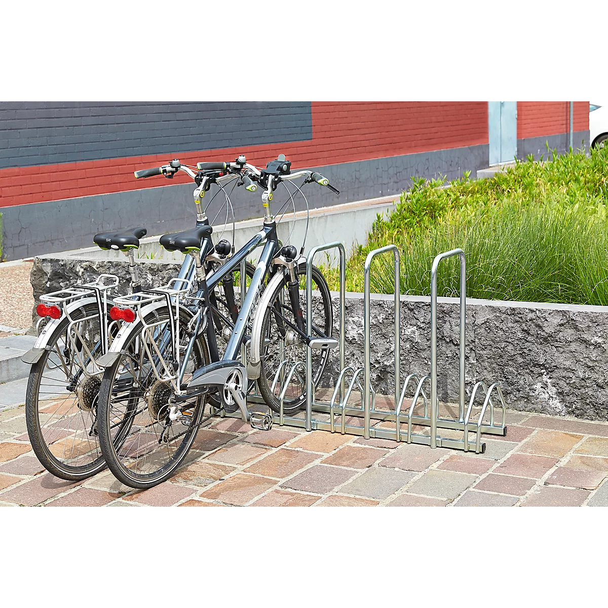 Mottez B131AR, 2-zijdig, voor banden met B 35-55 mm, met diefstalbeveiliging, 4 beugels, voor maximaal 5 fietsen, B 1320 x D 330 x H 830 mm, stalen buis, zilver
