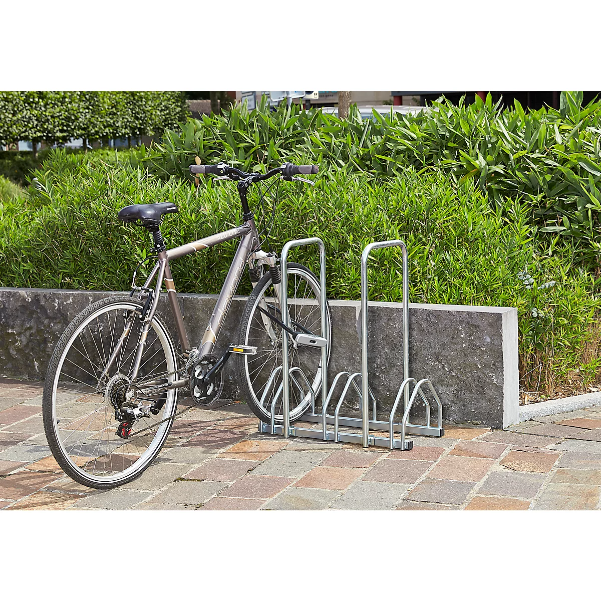 Mottez B135AR, 2-zijdig, voor banden met B 35-55 mm, met antidiefstalbeveiliging, 2 beugels, voor maximaal 3 fietsen, B 720 x D 330 x H 830 mm, stalen buis, zilver