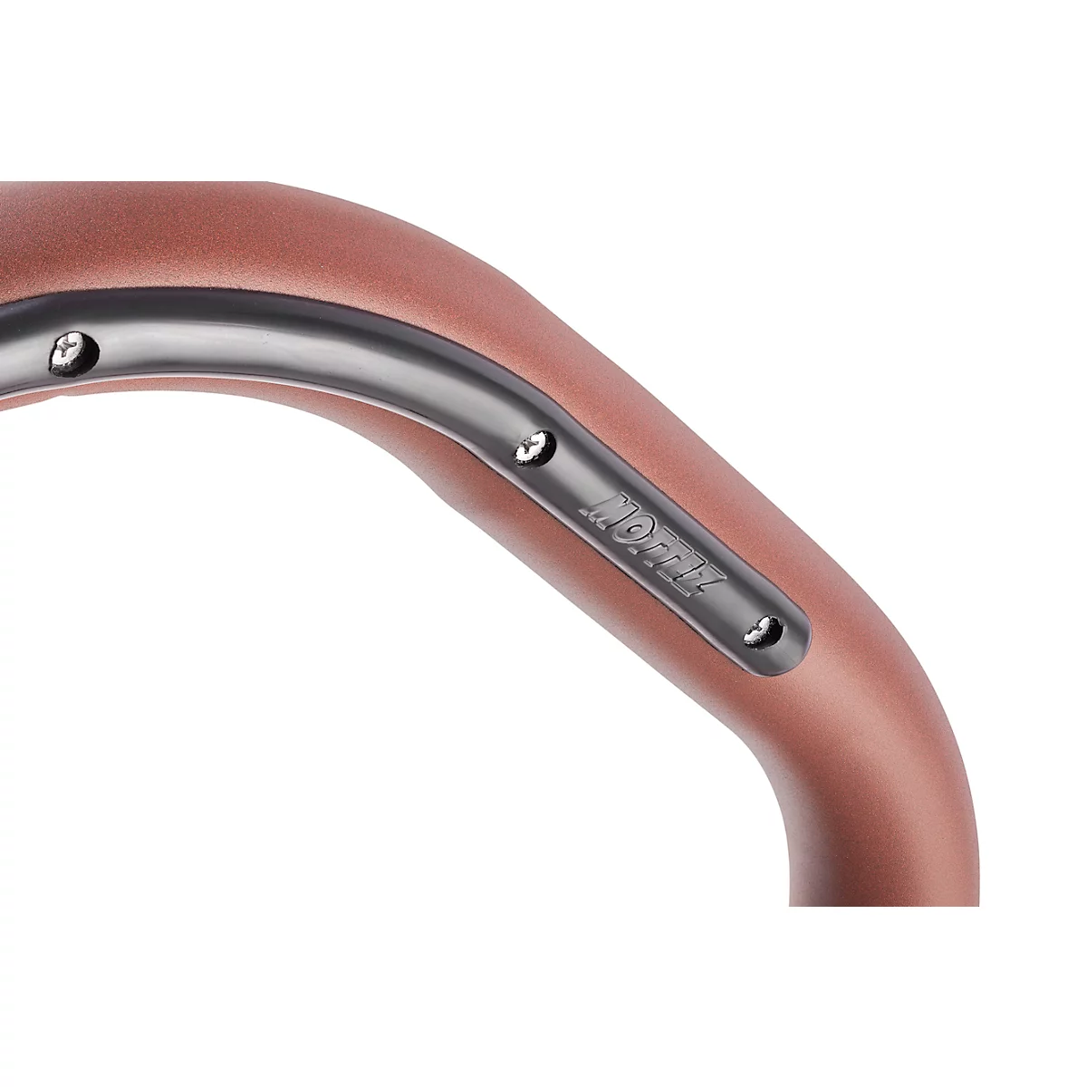 Close-up van een gebogen, bruin metalen deel met donkere plaat en belettering.