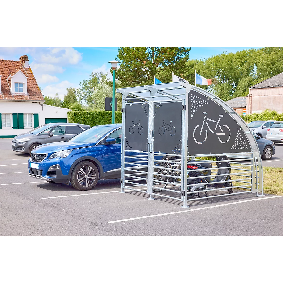 Fietsenrek met een fiets symbool erop getekend op een parkeerplaats, blauwe auto's staan ernaast.