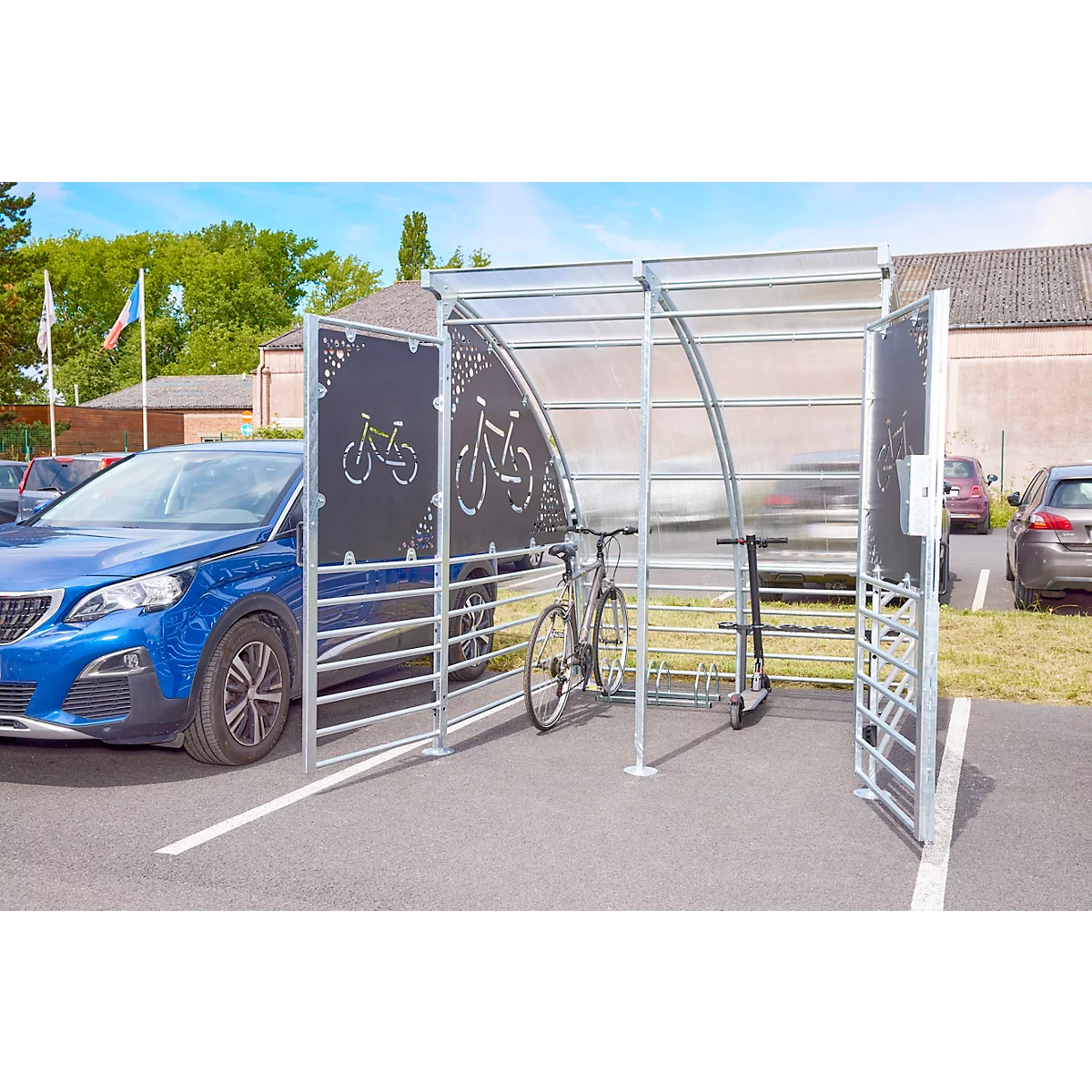 Fietsschuur met fiets en scooter. Fietssymbolen op het zwarte schild.