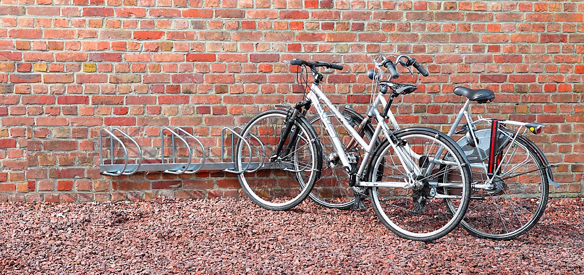 MOTTEZ support mural pour vélos, L 1480 × l 320 × H 280 mm, 4 places de  stationnement, différentes orientations des étriers, acier galvanisé  acheter à prix avantageux