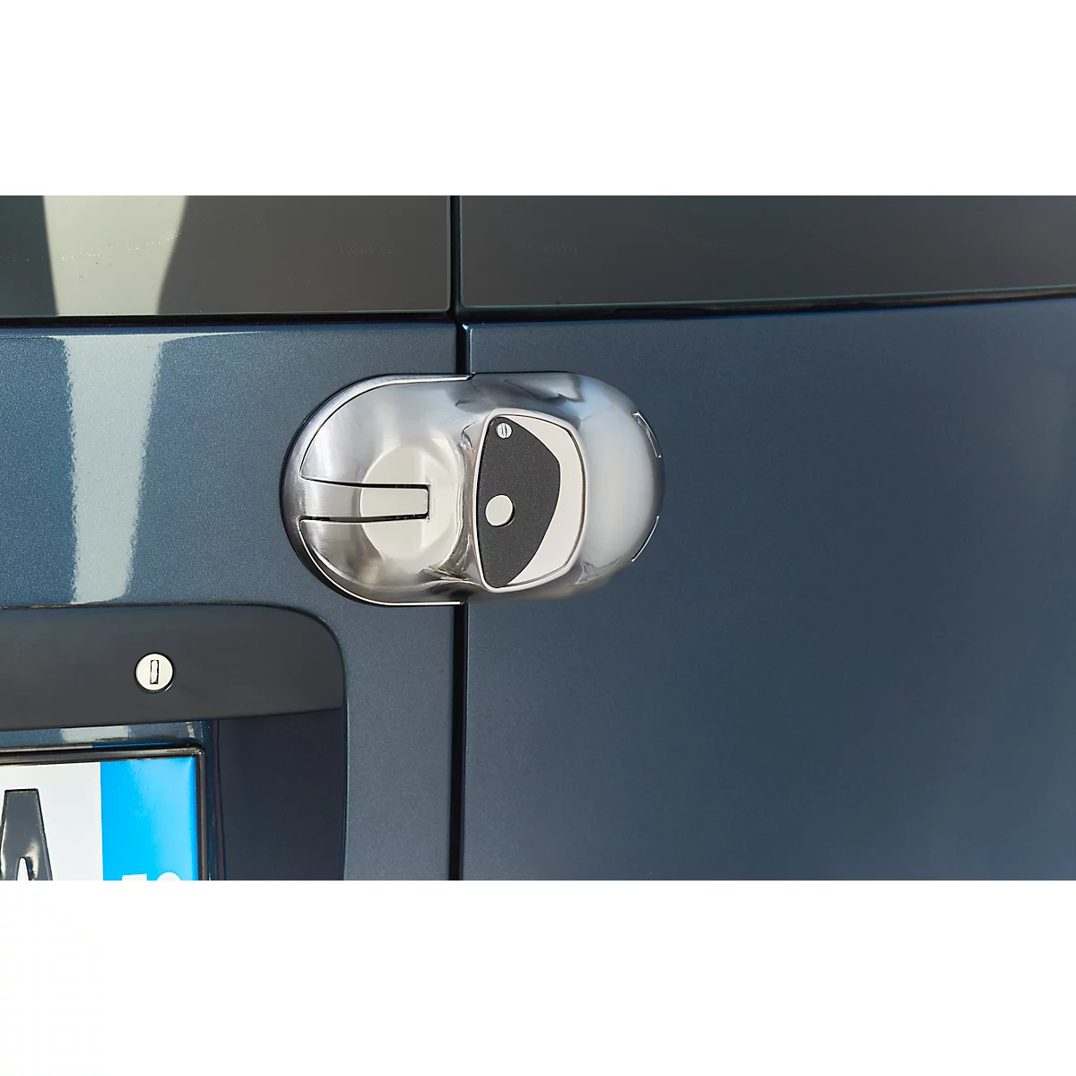 Close-up van een chromen deurgreep op een blauwe auto. De greep heeft een ovale vorm met een zwart gedeelte.