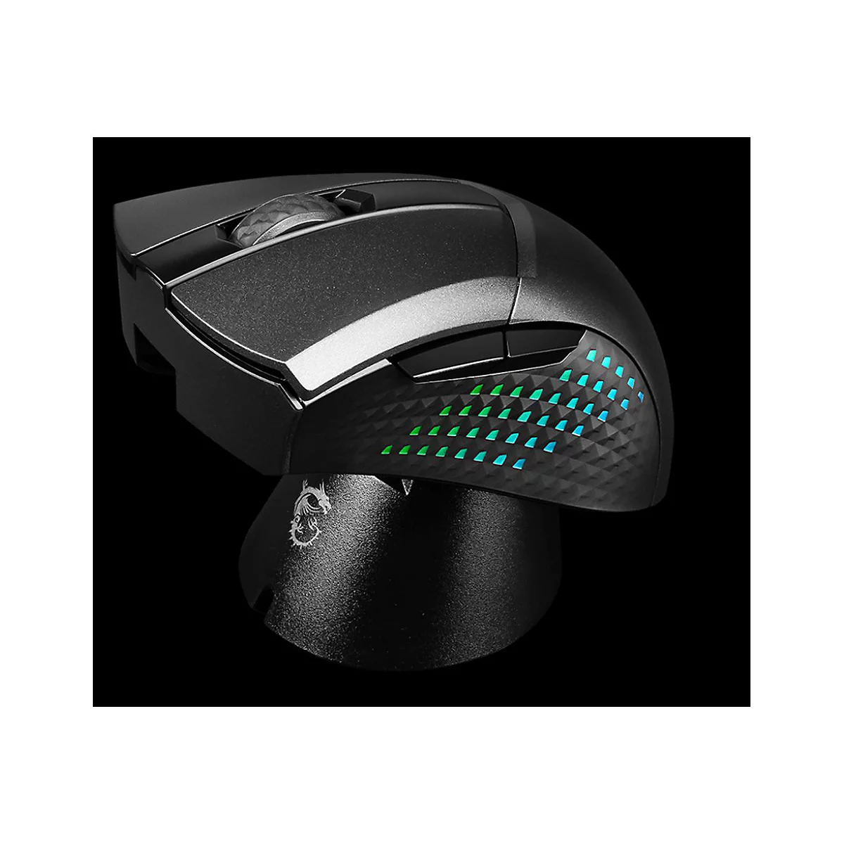 Schwarze Gaming-Maus auf einer Ladestation mit leuchtenden grünen und blauen Akzenten.