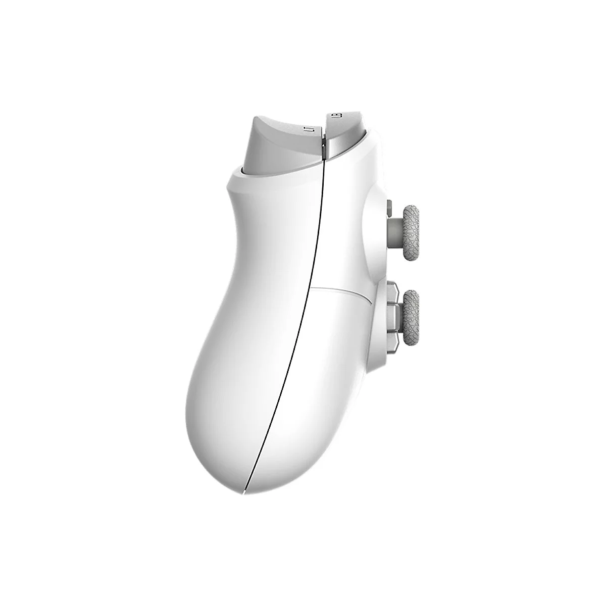 Seitenansicht eines weißen Gamecontrollers mit grauen Tasten und strukturierter Oberfläche vor weißem Hintergrund.
