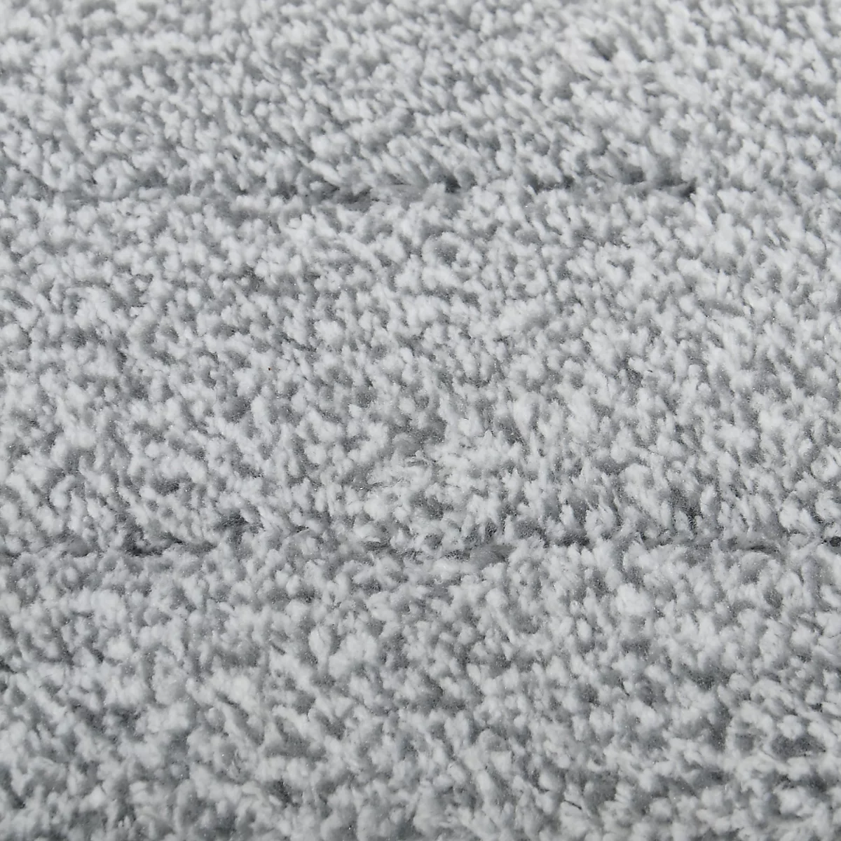 Nahaufnahme eines flauschigen, hellgrauen Stoffes mit horizontalen Rillen.