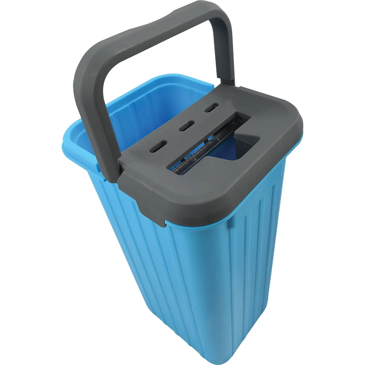 Blauer Eimer mit grauem Griff und Deckel, für die Reinigung bestimmt.