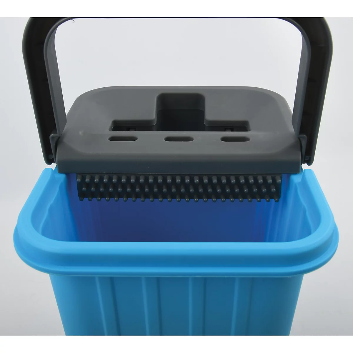 Blauer Eimer mit grauem Deckel und Griff, Blick von oben.