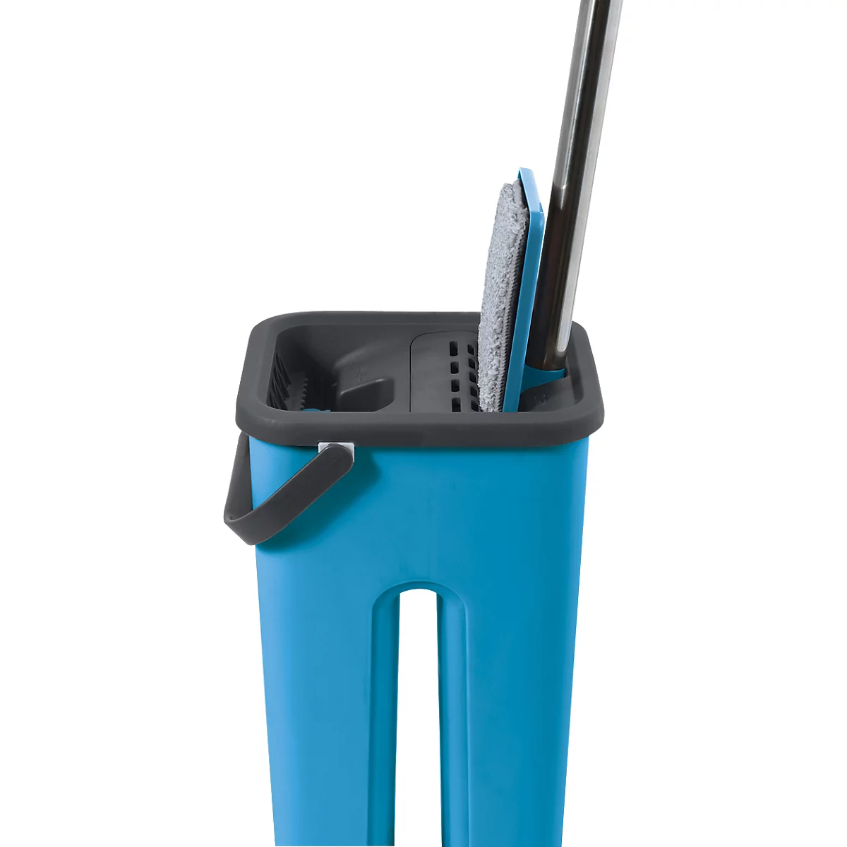 Blauer Eimer mit grauem Deckel, darin ein Wischmopp. Die Stange und der Wischmopp sind teilweise sichtbar.