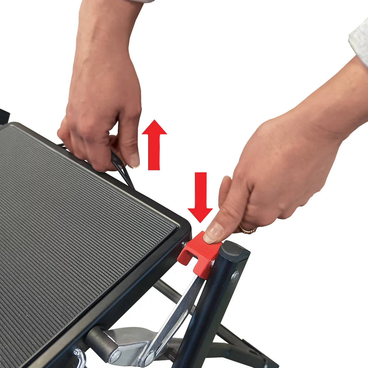 Mains actionnant un mécanisme de pliage. Flèches rouges indiquant la direction. Cadre noir, surface grise, levier rouge.