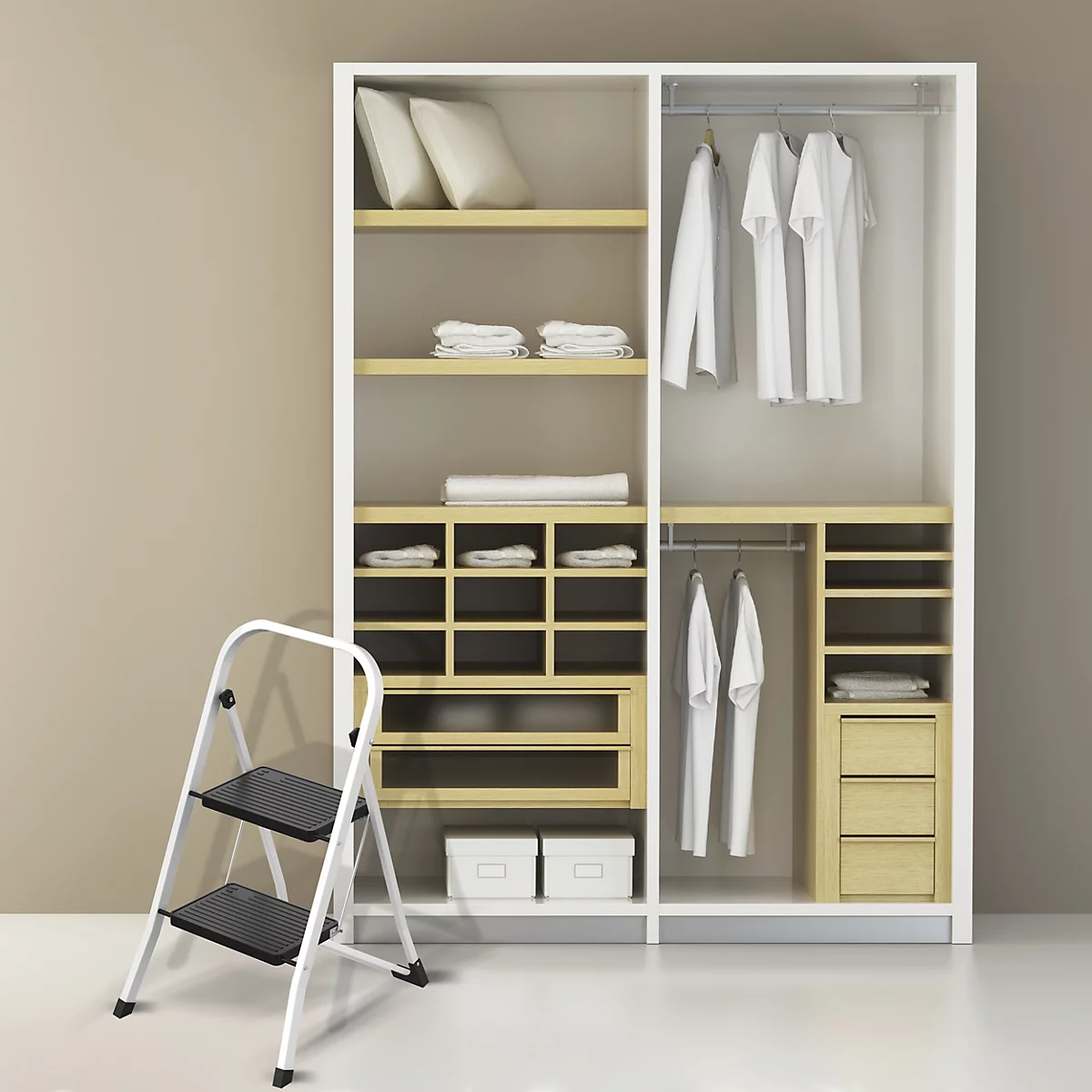 Armoire blanche avec des étagères en bois clair, remplie de vêtements, d'oreillers et de serviettes. Une petite échelle blanche est placée devant.