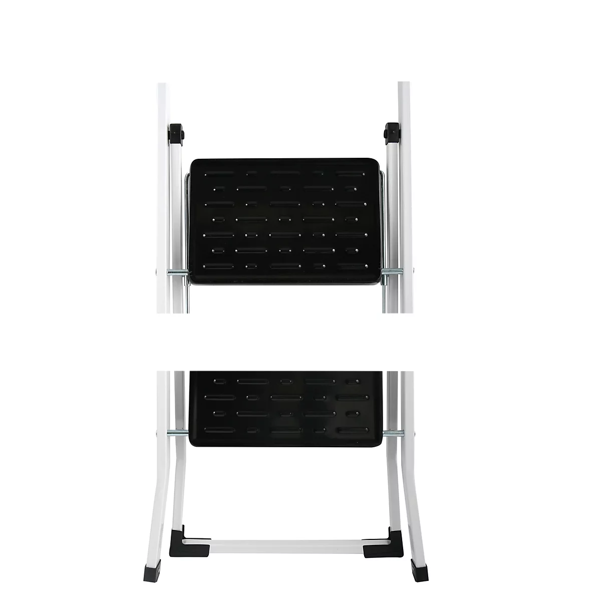 Gros plan d'une marche noire d'un escabeau. Marches et cadre en aluminium.