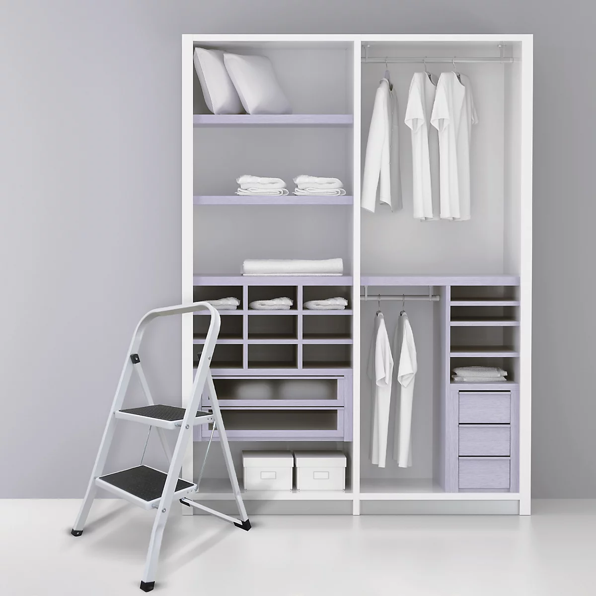 Dressing avec vêtements, oreillers, serviettes et une échelle. Fond gris clair.