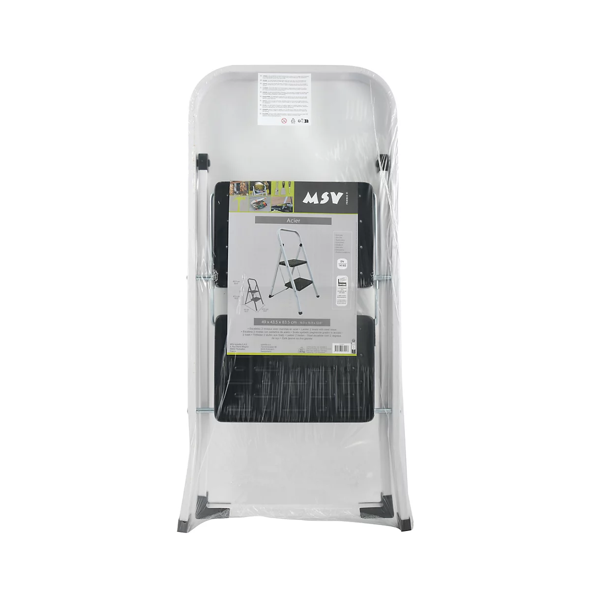 Un escabeau plié, enveloppé dans du film transparent, sur fond blanc.