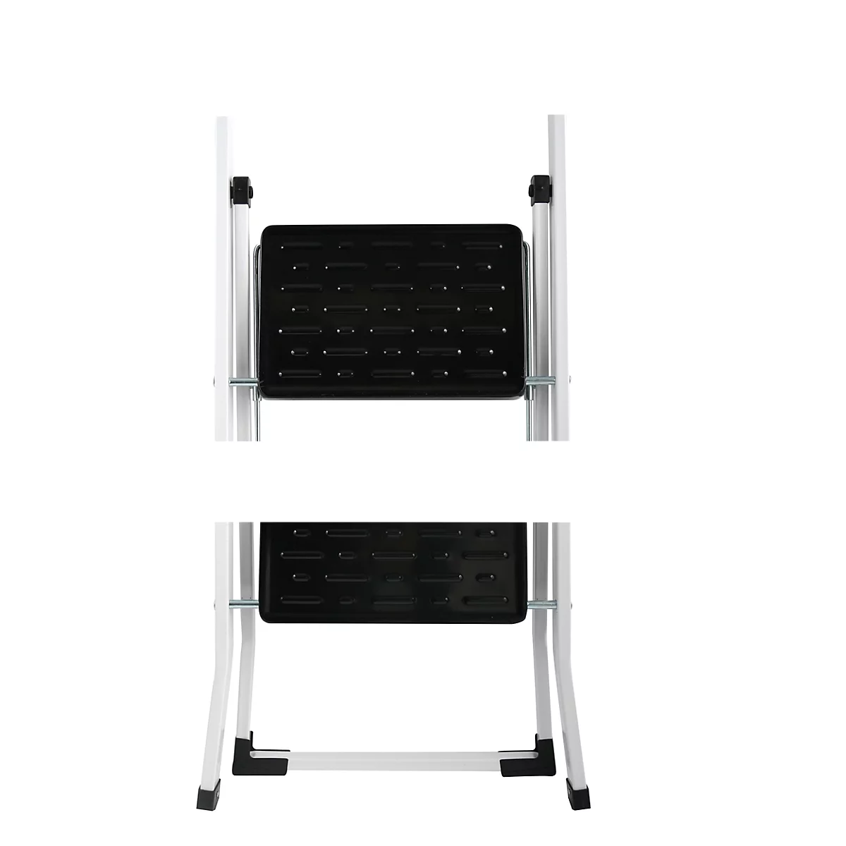 Vue détaillée d'un escabeau : marche noire, cadre argenté. Vue d'en haut.