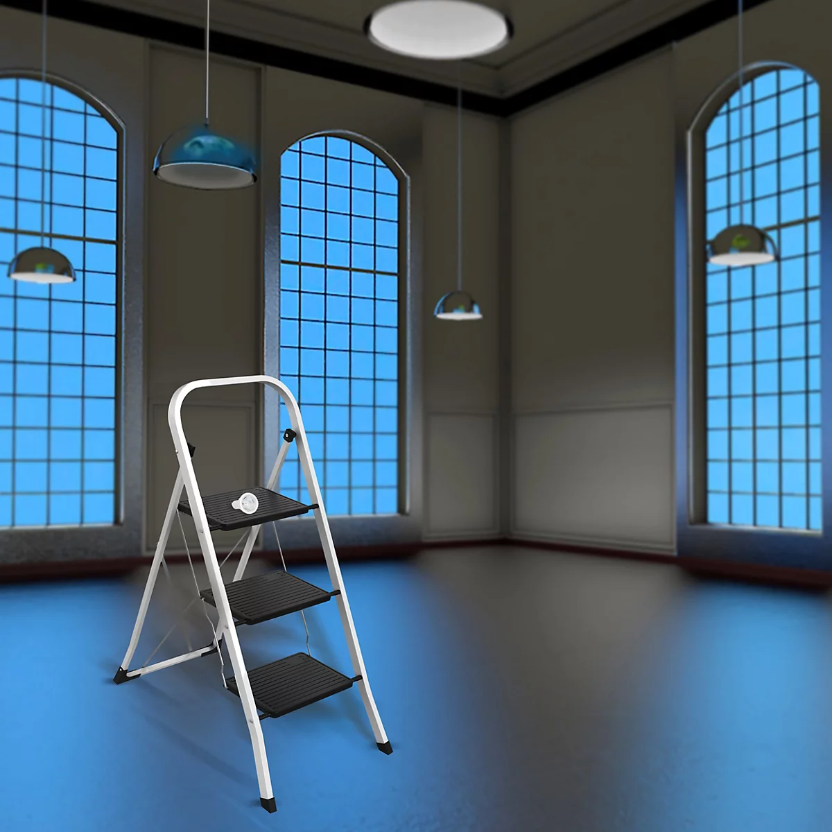 Un escabeau blanc se trouve dans une pièce avec de grandes fenêtres. Des lampes de plafond pendent.