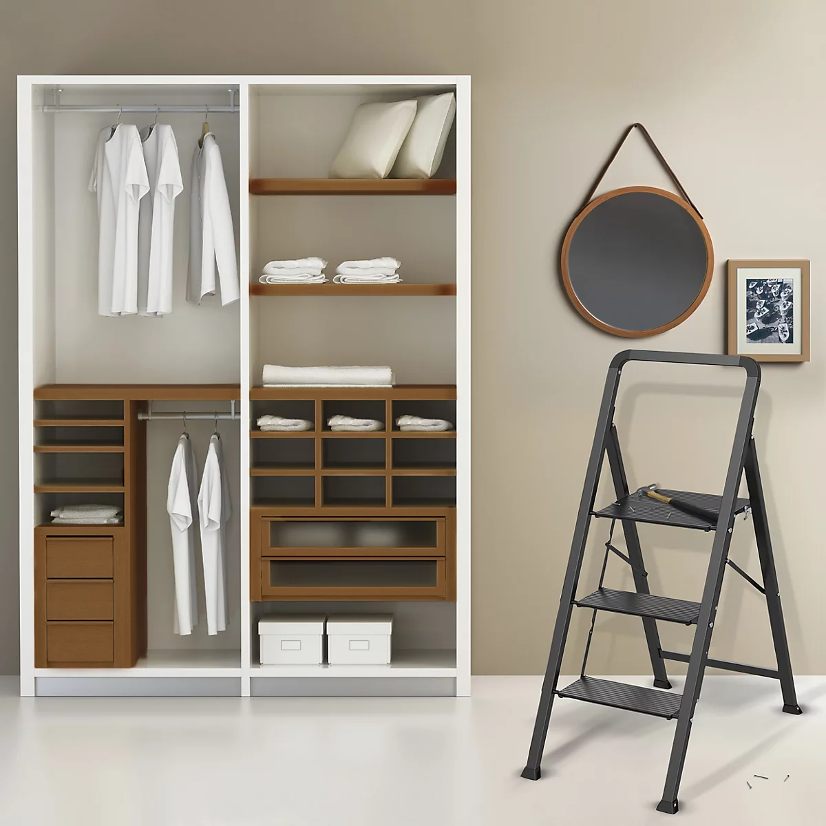 Un dressing avec des portes ouvertes. Étagères, tringles à vêtements et tiroirs sont remplis de vêtements, d'oreillers et d'accessoires.