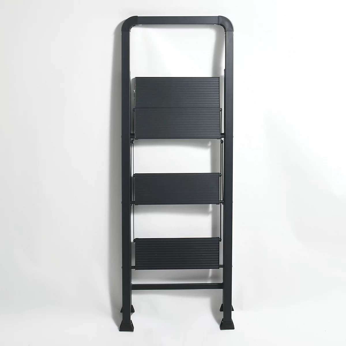 Escabeau gris, sur fond blanc. Quatre marches, avec une poignée en haut.