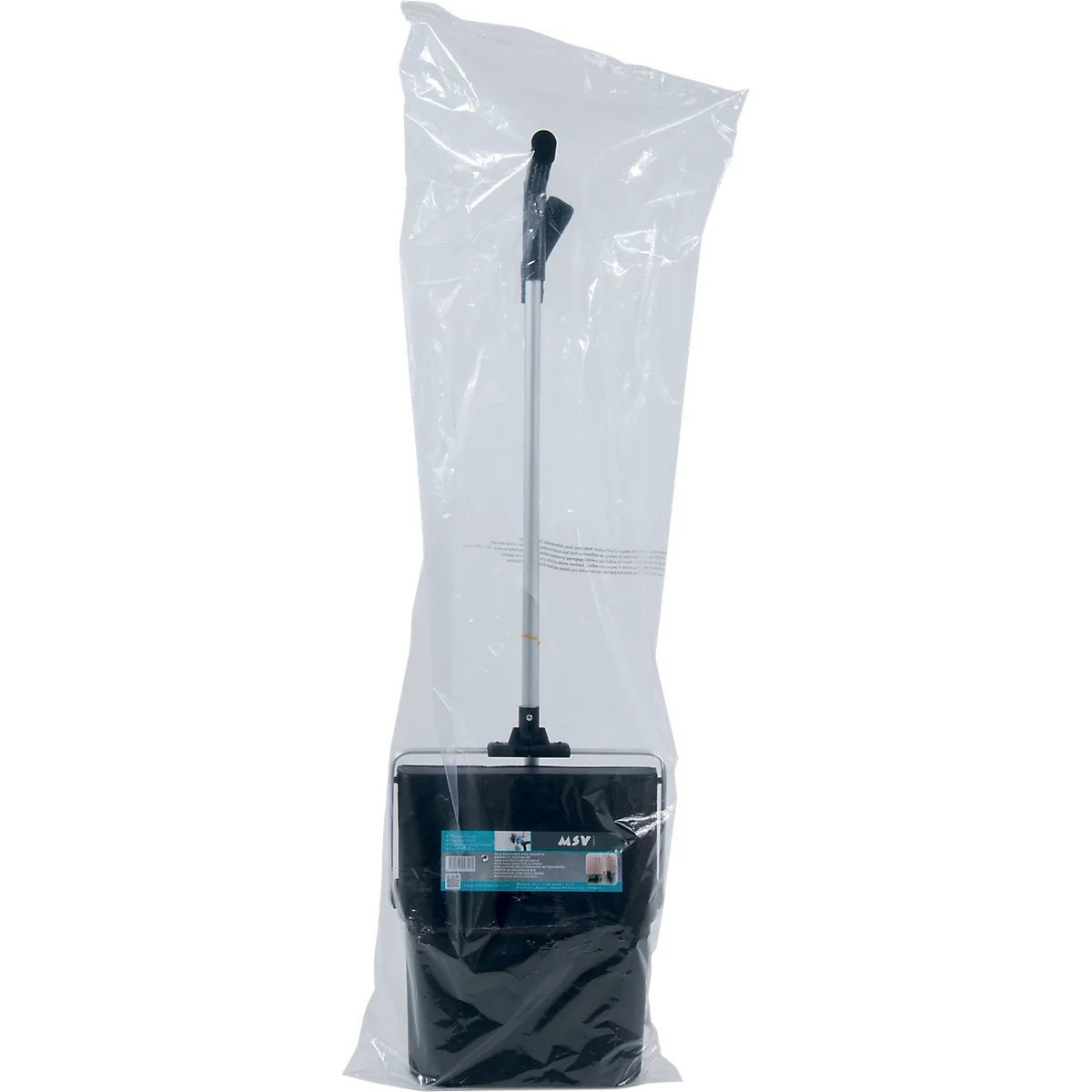 Schaufel mit Stiel in Plastikverpackung. Schwarzer Behälter, silberner Stiel, schwarzer Griff.