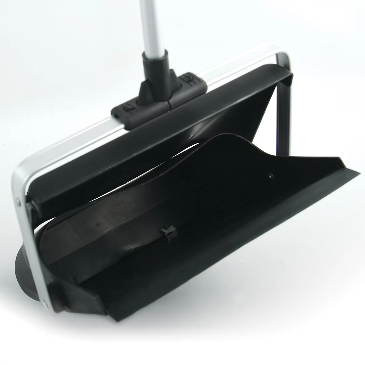 Pelle avec manche, noire et argentée, légèrement inclinée vue d'en haut.