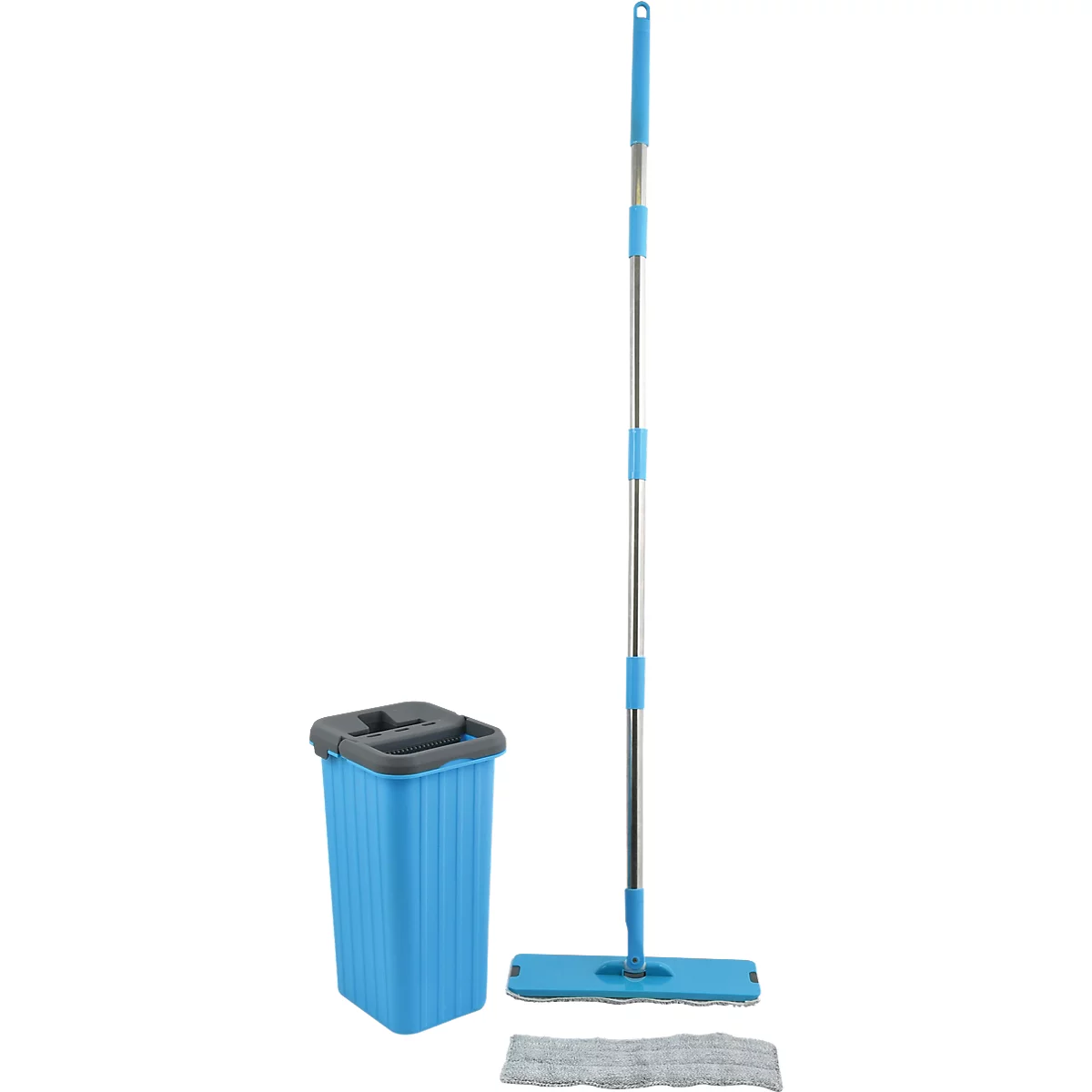 Serpillère bleue avec seau et chiffon. La serpillère a un manche extensible. À côté, un seau bleu avec un couvercle gris et un chiffon gris.