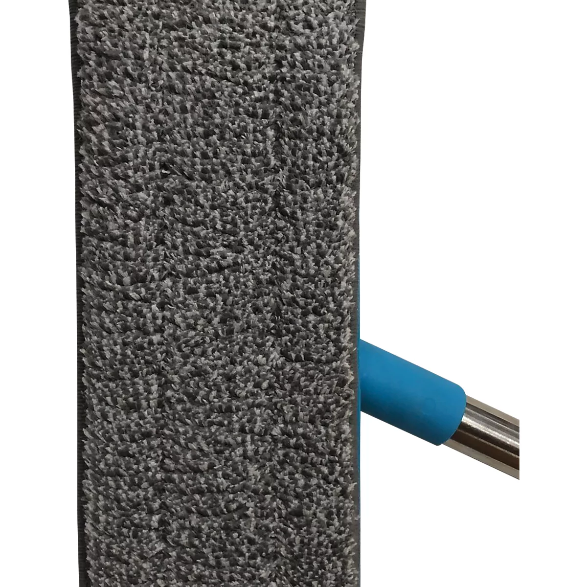 Vue détaillée d'une serpillère grise avec une poignée bleue. La serpillère a une texture rugueuse, la poignée est en métal.
