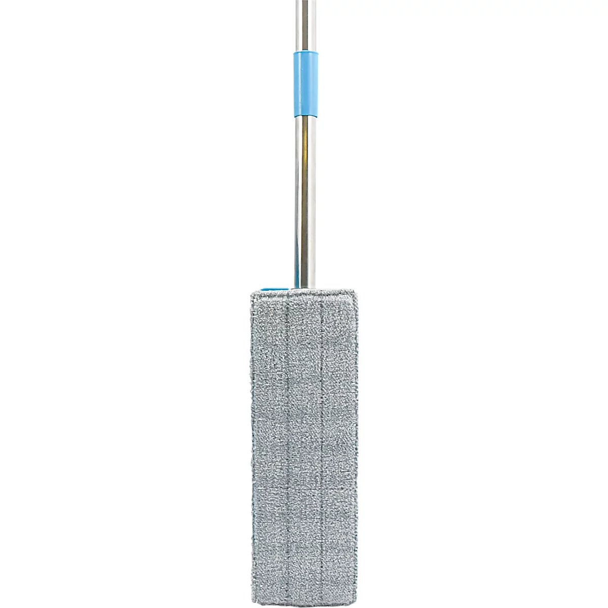 Une vadrouille grise, disposée verticalement. Le manche est de couleur argentée, avec un élément bleu en haut et à la transition vers le balai. Le balai est rectangulaire et gris.