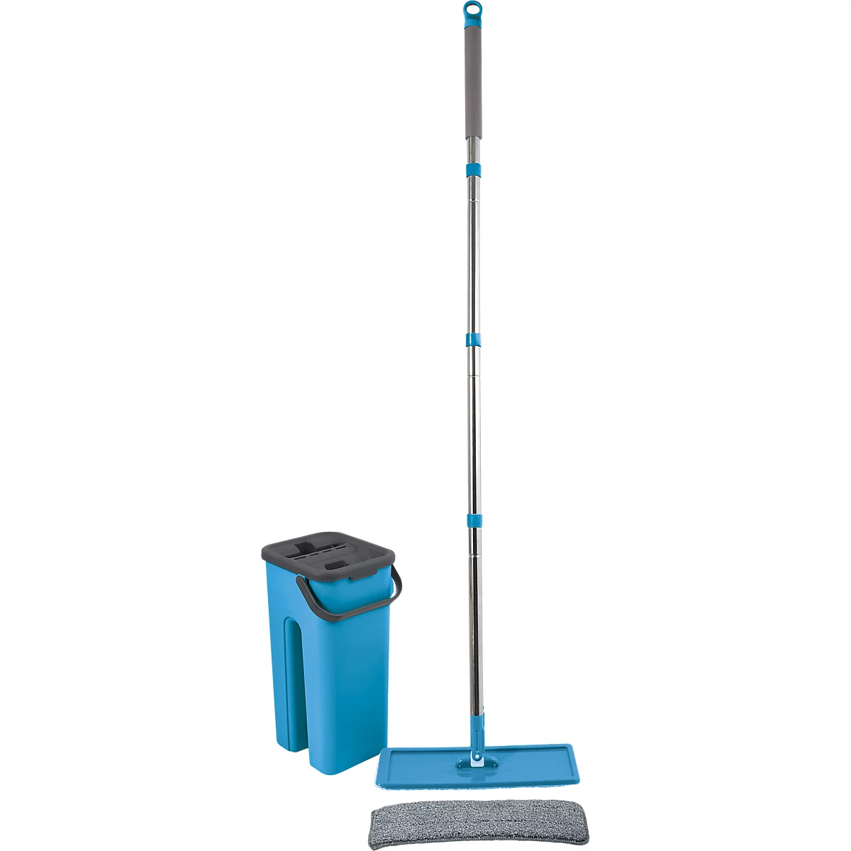 Un ensemble de vadrouille et de seau bleu, prêt pour le nettoyage. Le manche de la vadrouille est extensible.