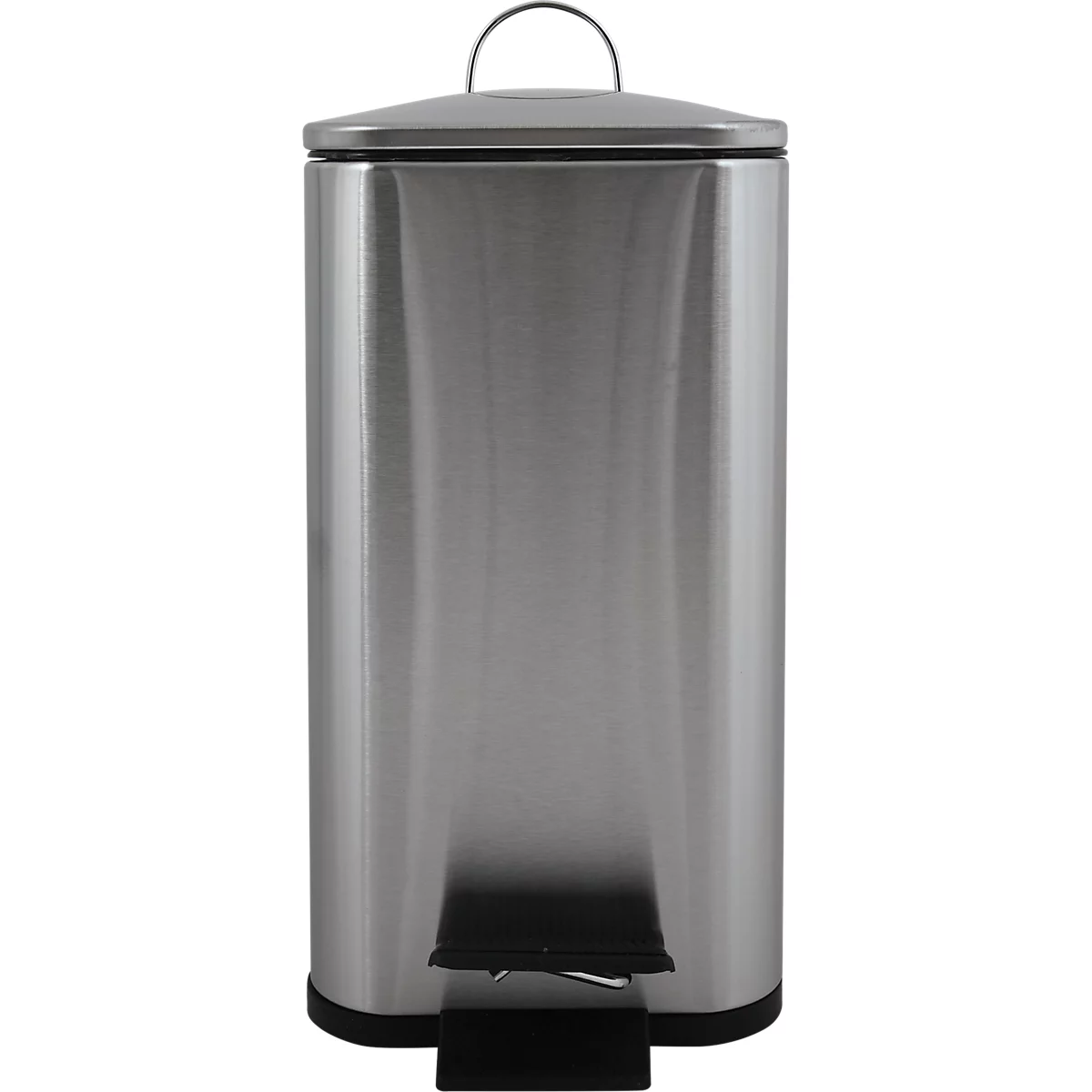 Ein silberfarbener Mülleimer mit Deckel und Fusspedal, vor weissem Hintergrund. Der Deckel hat einen Griff zum Anheben.
