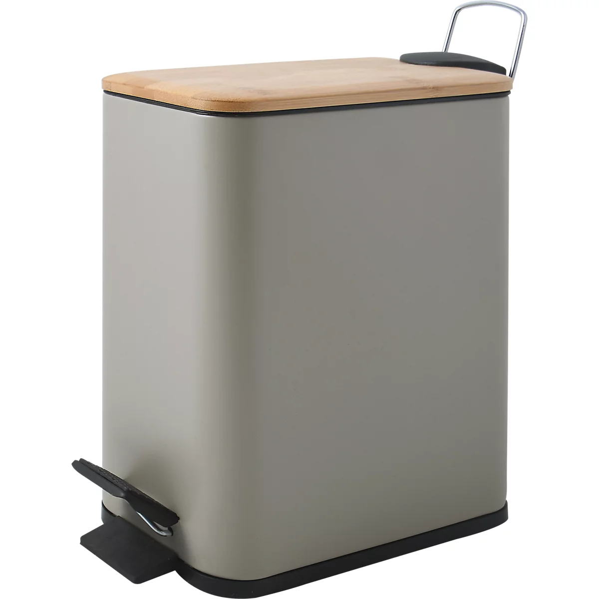 Grauer Abfalleimer mit Holzdeckel. Schwarzer Fusstritt zum Öffnen, silberner Henkel.