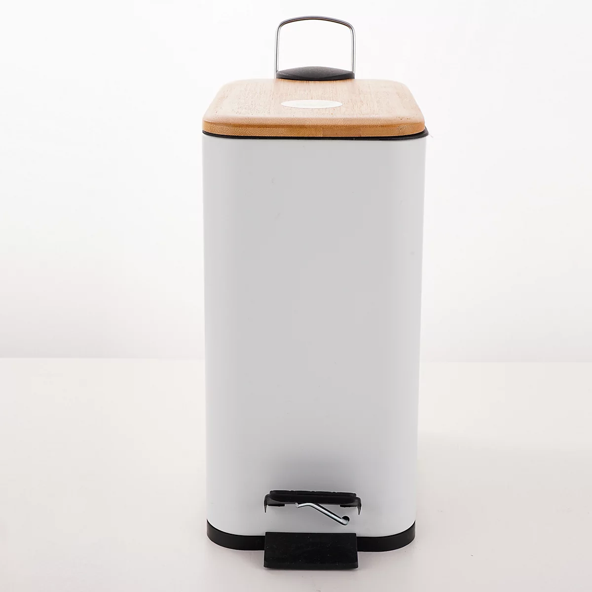 Weisser Mülleimer mit Bambusdeckel und Griff.