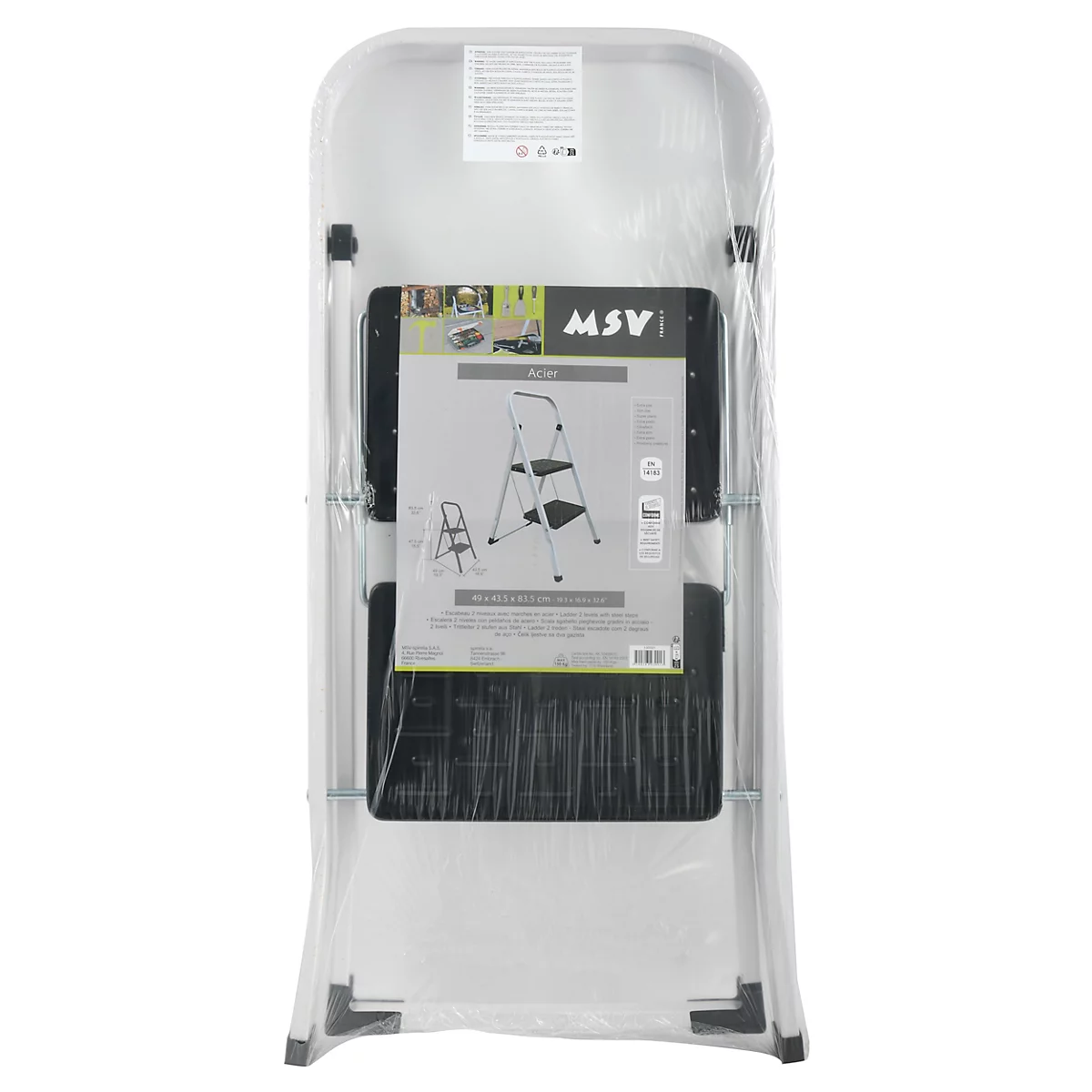 Eine Trittleiter in Folie verpackt, Rückansicht. Schwarze Trittflächen, silberfarbenes Gestell, Aufkleber mit Produktinformationen.