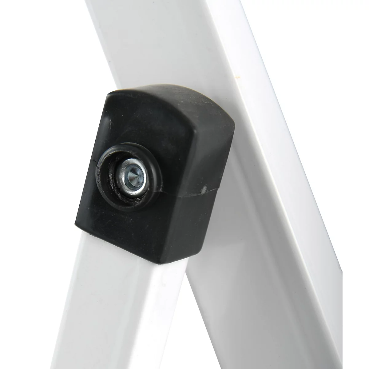 Detailaufnahme: Schwarze Gummiabdeckung mit Schraube, an weissem Metallrahmen befestigt.