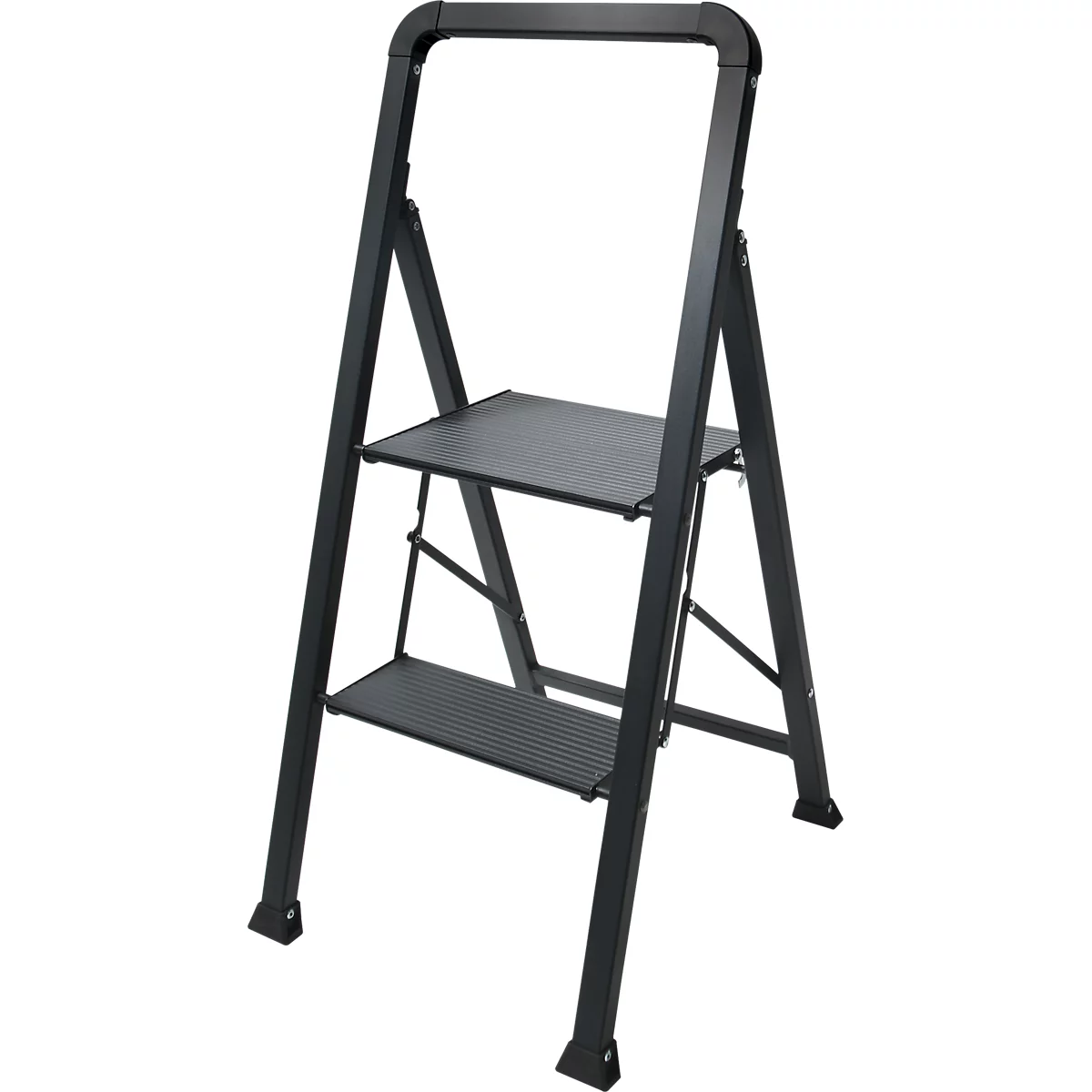 Schwarze Trittleiter mit zwei Stufen, Trittfläche mit Rillen. Ein Bügel oben zum Festhalten, steht auf dem Boden.